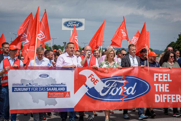 News Themen der Woche KW25 News Bilder des Tages Gemeinsam mit Ministerpräsidentin Anke Rehlinger demonstrieren am Mittwoch (22.06.2022) Ford-Mitarbeiter am Ford-Werk in Saarlouis. Ford hat heute bekannt gegeben, dass im Werk Saarlouis kein Elektroauto gebaut wird, die Zukunft des Werkes ist ungewiss. *** Together with Minister President Anke Rehlinger demonstrate on Wednesday 22 06 2022 Ford employees at the Ford plant in Saarlouis Ford announced today that no electric car will be built at the Saarlouis plant, the future of the plant is uncertain bub