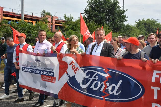 Gemeinsam mit Ministerpräsidentin Anke Rehlinger demonstrieren am Mittwoch (22.06.2022) Ford-Mitarbeiter am Ford-Werk in Saarlouis. Ford hat heute bekannt gegeben, dass im Werk Saarlouis kein Elektroauto gebaut wird, die Zukunft des Werkes ist ungewiss. *** Together with Minister President Anke Rehlinger demonstrate on Wednesday 22 06 2022 Ford employees at the Ford plant in Saarlouis Ford announced today that no electric car will be built at the Saarlouis plant, the future of the plant is uncertain bub