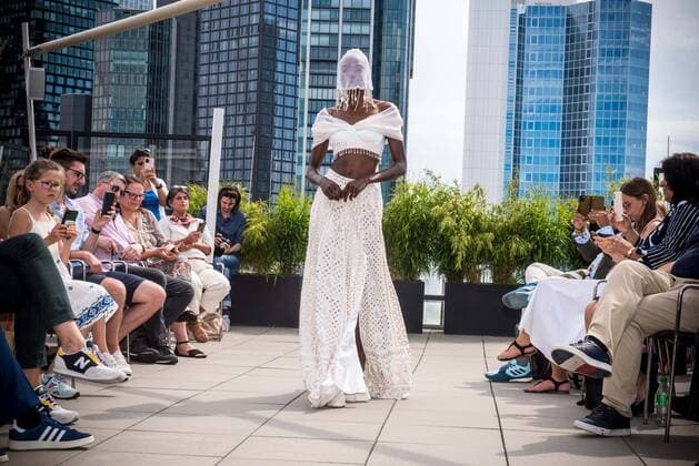 Entertainment Themen der Woche KW25 Entertainment Bilder des Tages 22.06.2022 xesx Frankfurt am Main, Fashion Week - Runway auf dem Dach des Sofitel an der Alten Oper vom Fashion Designer Mentoring Program Hessen ( Desinger Livia Schygulla, Deepika Khatri, Oxana Jemeljanow) Models flanieren auf dem Dach des Sofitel *** 22 06 2022 xesx Frankfurt am Main, Fashion Week runway on the roof of the Sofitel at the Alte Oper from the Fashion Designer Mentoring Program Hesse Desinger Livia Schygulla, Deepika Khatri, Oxana Jemeljanow models stroll on the roof of the Sofitel ES