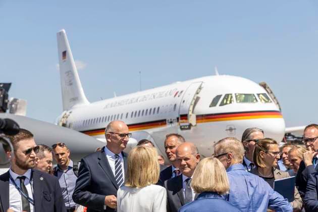 Bundeskanzler Olaf Scholz beim Rundgang über die ILA Berlin Air Show. Links von ihm Dr. Dietmar Woidke (SPD), Ministerpräsident des Landes Brandenburg. 22.06.2022: Deutschland, Brandenburg, Schönefeld. *** Federal Chancellor Olaf Scholz during a tour of the ILA Berlin Air Show To his left Dr Dietmar Woidke SPD , Minister President of the State of Brandenburg 22 06 2022 Germany, Brandenburg, Schönefeld