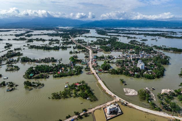 News Themen der Woche KW25 News Bilder des Tages Flood In Sylhet, Bangladesh An aerial view of houses submerged by water after flash floods at companiganj sub-district in Sylhet, Bangladesh on June 22, 2022. Sylhet Bangladesh  Copyright: xMushfiqulxAlamx originalFilename: alam-floodins220622_npCtc.jpg