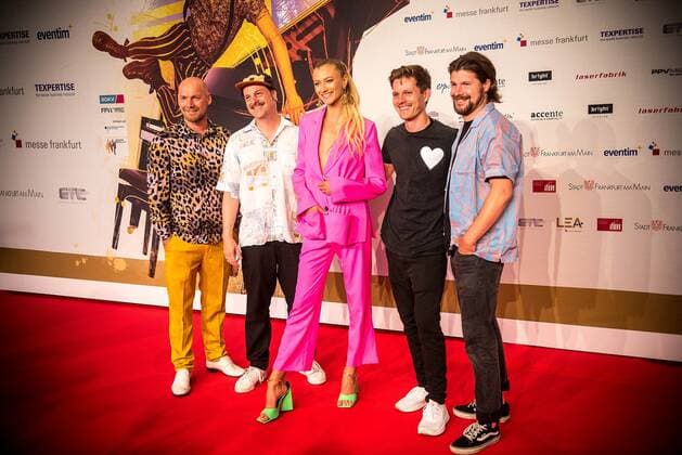 22.06.2022 xesx Frankfurt am Main, Festhalle LEA Live Entertainment Award auf dem Roten Teppich Popsängerin Leony mit ihrer Band