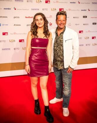 22.06.2022 xesx Frankfurt am Main, Festhalle LEA Live Entertainment Award auf dem Roten Teppich Popsängerin Pia Baris und ihr Produzent Micar