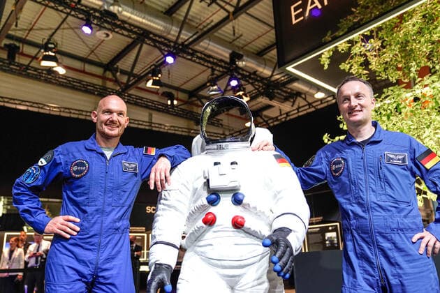Eroeffnungstag der ILA - Internationale Luft- und Raumfahrtausstellung in Berlin Aktuell, 22.06.2022, Berlin ESA Astronaut Alexander Gerst und ESA Astronaut Matthias Maurer gemeinsam auf der ILA, die groesste internationale Luft- und Raumfahrtausstellung in Europa in Berlin Schoenefeld Berlin Berlin Deutschland *** Opening day of the ILA International Aerospace Exhibition in Berlin Current, 22 06 2022, Berlin ESA astronaut Alexander Gerst and ESA astronaut Matthias Maurer together at the ILA, the largest international air and space exhibition in Europe in Berlin Schoenefeld Berlin Berlin Germany
