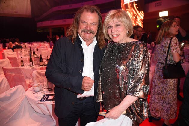 Leslie Mandoki, Mary Roos beim 15. LEA - Live Entertainment Award in der Festhalle in Frankfurt am Main am 22.06.2022