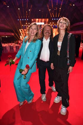 Leslie Mandoki, Franziska Reichenbacher mit Tochter Rosalie Reichenbacher beim 15. LEA - Live Entertainment Award in der Festhalle in Frankfurt am Main am 22.06.2022