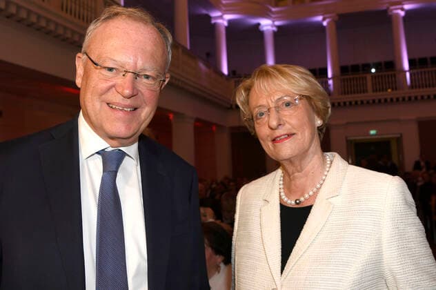 Stephan Weil und Eske Nannen bei der Verleihung des Niedersächsischen Staatspreises 2022 an Eske Nannen und Otto Waalkes im Hannover Congress Centrum. Hannover, 22.06.2022