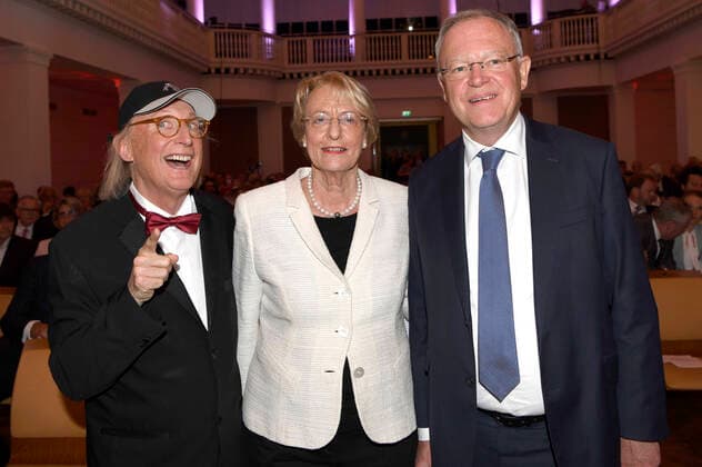Bilder des Jahres 2022, Entertainment 06 Juni Entertainment Themen der Woche KW25 Entertainment Bilder des Tages Otto Waalkes, Eske Nannen und Stephan Weil bei der Verleihung des Niedersächsischen Staatspreises 2022 an Eske Nannen und Otto Waalkes im Hannover Congress Centrum. Hannover, 22.06.2022 *** Otto Waalkes, Eske Nannen and Stephan Weil at the award ceremony of the Lower Saxony State Prize 2022 to Eske Nannen and Otto Waalkes at the Hannover Congress Centrum Hannover, 22 06 2022 Foto:xC.xNiehausx xFuturexImage