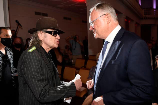 Udo Lindenberg und Stephan Weil bei der Verleihung des Niedersächsischen Staatspreises 2022 an Eske Nannen und Otto Waalkes im Hannover Congress Centrum. Hannover, 22.06.2022