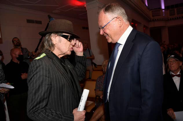 Udo Lindenberg und Stephan Weil bei der Verleihung des Niedersächsischen Staatspreises 2022 an Eske Nannen und Otto Waalkes im Hannover Congress Centrum. Hannover, 22.06.2022