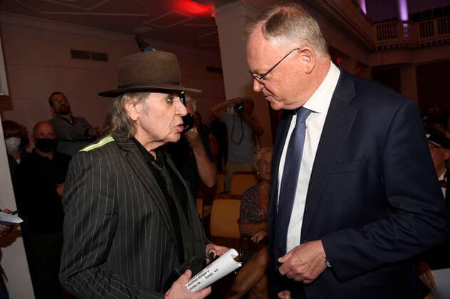 Udo Lindenberg und Stephan Weil bei der Verleihung des Niedersächsischen Staatspreises 2022 an Eske Nannen und Otto Waalkes im Hannover Congress Centrum. Hannover, 22.06.2022