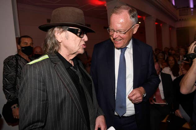 Udo Lindenberg und Stephan Weil bei der Verleihung des Niedersächsischen Staatspreises 2022 an Eske Nannen und Otto Waalkes im Hannover Congress Centrum. Hannover, 22.06.2022