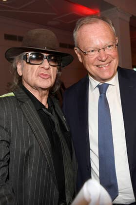Udo Lindenberg und Stephan Weil bei der Verleihung des Niedersächsischen Staatspreises 2022 an Eske Nannen und Otto Waalkes im Hannover Congress Centrum. Hannover, 22.06.2022