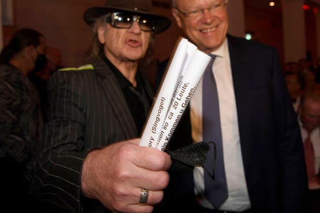 Udo Lindenberg mit seinem Laudator Manuskript und Stephan Weil bei der Verleihung des Niedersächsischen Staatspreises 2022 an Eske Nannen und Otto Waalkes im Hannover Congress Centrum. Hannover, 22.06.2022