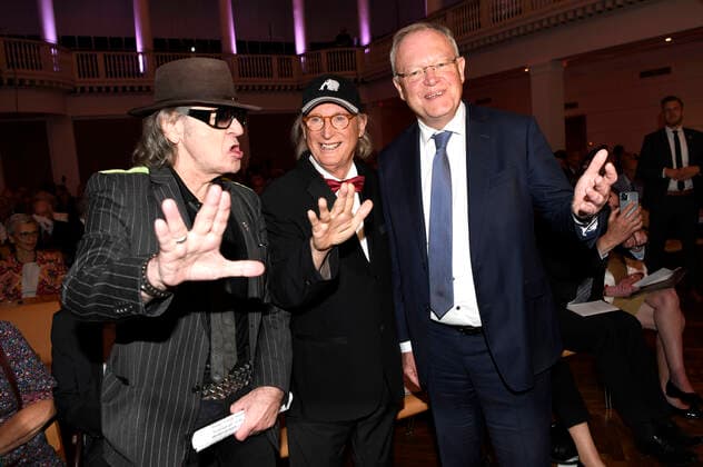 Udo Lindenberg, Otto Waalkes und Stephan Weil bei der Verleihung des Niedersächsischen Staatspreises 2022 an Eske Nannen und Otto Waalkes im Hannover Congress Centrum. Hannover, 22.06.2022