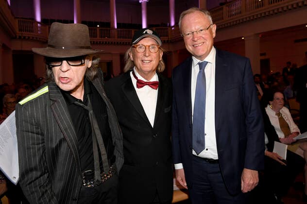 Udo Lindenberg, Otto Waalkes und Stephan Weil bei der Verleihung des Niedersächsischen Staatspreises 2022 an Eske Nannen und Otto Waalkes im Hannover Congress Centrum. Hannover, 22.06.2022