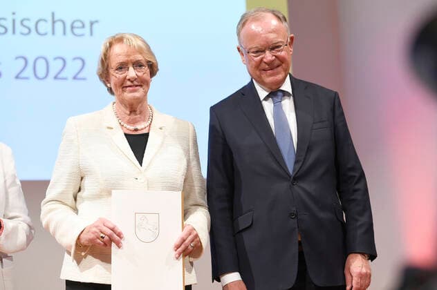 Eske Nannen und Stephan Weil bei der Verleihung des Niedersächsischen Staatspreises 2022 an Eske Nannen und Otto Waalkes im Hannover Congress Centrum. Hannover, 22.06.2022