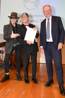 Udo Lindenberg, Otto Waalkes und Stephan Weil bei der Verleihung des Niedersächsischen Staatspreises 2022 an Eske Nannen und Otto Waalkes im Hannover Congress Centrum. Hannover, 22.06.2022