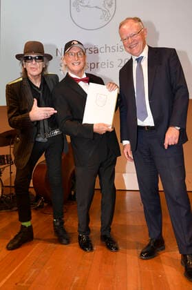 Udo Lindenberg, Otto Waalkes und Stephan Weil bei der Verleihung des Niedersächsischen Staatspreises 2022 an Eske Nannen und Otto Waalkes im Hannover Congress Centrum. Hannover, 22.06.2022