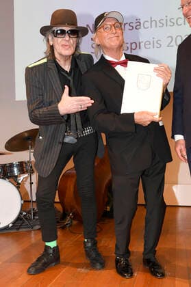 Udo Lindenberg und Otto Waalkes bei der Verleihung des Niedersächsischen Staatspreises 2022 an Eske Nannen und Otto Waalkes im Hannover Congress Centrum. Hannover, 22.06.2022