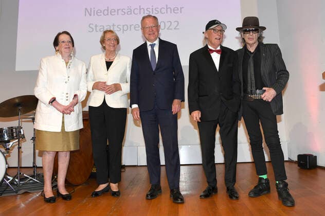 Karin Freifrau von Welck, Eske Nannen, Stephan Weil, Otto Waalkes und Udo Lindenberg bei der Verleihung des Niedersächsischen Staatspreises 2022 an Eske Nannen und Otto Waalkes im Hannover Congress Centrum. Hannover, 22.06.2022