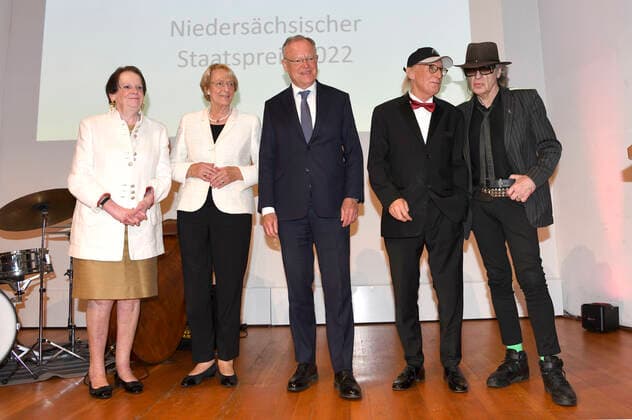 Karin Freifrau von Welck, Eske Nannen, Stephan Weil, Otto Waalkes und Udo Lindenberg bei der Verleihung des Niedersächsischen Staatspreises 2022 an Eske Nannen und Otto Waalkes im Hannover Congress Centrum. Hannover, 22.06.2022