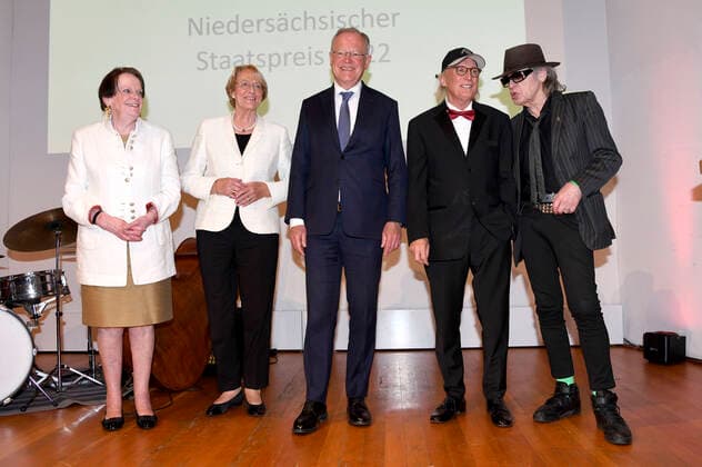 Karin Freifrau von Welck, Eske Nannen, Stephan Weil, Otto Waalkes und Udo Lindenberg bei der Verleihung des Niedersächsischen Staatspreises 2022 an Eske Nannen und Otto Waalkes im Hannover Congress Centrum. Hannover, 22.06.2022