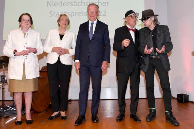 Karin Freifrau von Welck, Eske Nannen, Stephan Weil, Otto Waalkes und Udo Lindenberg bei der Verleihung des Niedersächsischen Staatspreises 2022 an Eske Nannen und Otto Waalkes im Hannover Congress Centrum. Hannover, 22.06.2022