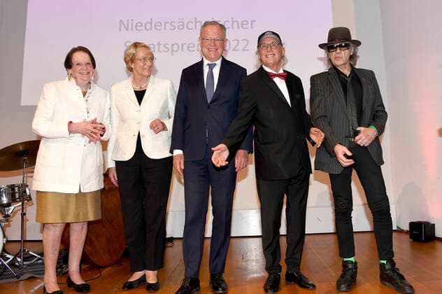 Karin Freifrau von Welck, Eske Nannen, Stephan Weil, Otto Waalkes und Udo Lindenberg bei der Verleihung des Niedersächsischen Staatspreises 2022 an Eske Nannen und Otto Waalkes im Hannover Congress Centrum. Hannover, 22.06.2022