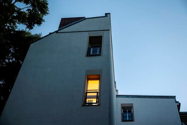 Wohnungen Berlin, 22.06.2022 - In einem Zimmer eines Wohnhauses brennt Licht. Berlin Berlin Deutschland *** Apartments Berlin, 22 06 2022 In a room of an apartment house light burns Berlin Berlin Germany