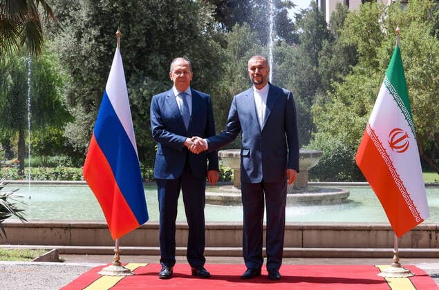 News Themen der Woche KW25 News Bilder des Tages TEHRAN, IRAN - JUNE 23, 2022: Russia s Minister of Foreign Affairs Sergei Lavrov (L) and Iran s Minister of Foreign Affairs Amir Abdollahian shake hands during a meeting. Russian Foreign Ministry Press Service TASS  TS1375AD