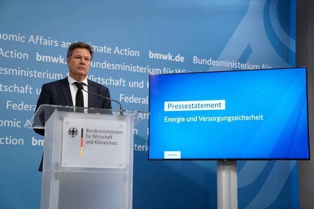 News Themen der Woche KW25 News Bilder des Tages Alarmstufe Gas - Pressestatement Robert Habeck zur Energie und Versorgungssicherheit Aktuell, 23.06.2022, Berlin, Bundeswirtschafts- und Klimaminister Robert Habeck (Gruene) im Portrait beim Pressestatement zum Thema Gas Alarm - Energie und Versorungssicherheit im BMWK in Berlin Berlin Berlin Deutschland *** Alarm gas press statement Robert Habeck on energy and supply security Current, 23 06 2022, Berlin, Federal Minister of Economics and Climate Robert Habeck Gruene in portrait at the press statement on gas alarm energy and supply security at the BMWK in Berlin Berlin Germany