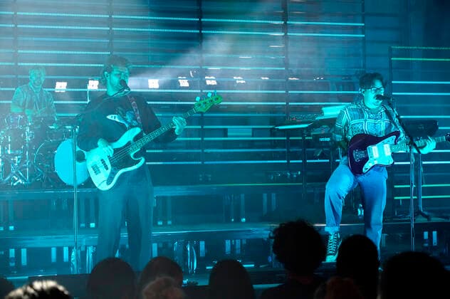 Sebastian Schmidt, Philipp Dausch und Clemens Rehbein von Milky Chance live im Rahmen der Veranstaltungsreihe Telekom Street Gigs im Kraftwerk Berlin. Berlin, 22.06.2022