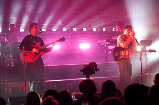 Sebastian Schmidt, Philipp Dausch und Clemens Rehbein von Milky Chance live im Rahmen der Veranstaltungsreihe Telekom Street Gigs im Kraftwerk Berlin. Berlin, 22.06.2022