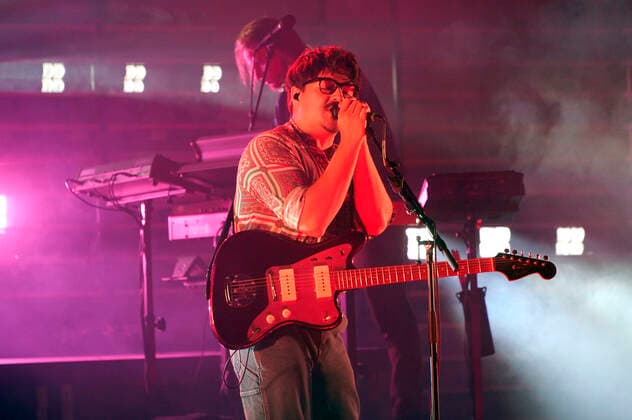 Clemens Rehbein von Milky Chance live im Rahmen der Veranstaltungsreihe Telekom Street Gigs im Kraftwerk Berlin. Berlin, 22.06.2022