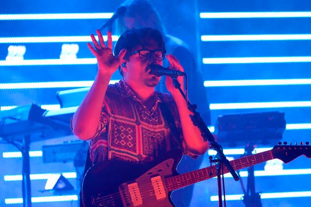 Clemens Rehbein von Milky Chance live im Rahmen der Veranstaltungsreihe Telekom Street Gigs im Kraftwerk Berlin. Berlin, 22.06.2022
