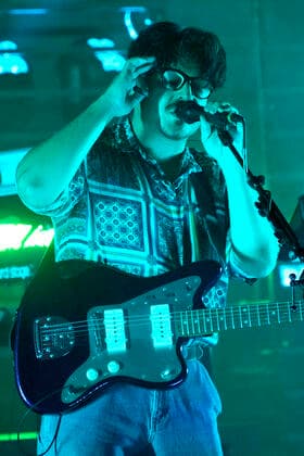 Clemens Rehbein von Milky Chance live im Rahmen der Veranstaltungsreihe Telekom Street Gigs im Kraftwerk Berlin. Berlin, 22.06.2022