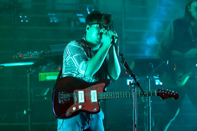Clemens Rehbein von Milky Chance live im Rahmen der Veranstaltungsreihe Telekom Street Gigs im Kraftwerk Berlin. Berlin, 22.06.2022