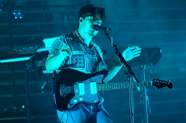 Clemens Rehbein von Milky Chance live im Rahmen der Veranstaltungsreihe Telekom Street Gigs im Kraftwerk Berlin. Berlin, 22.06.2022