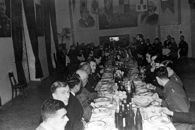 Allied conference in Yalta 598679 09.02.1945 Soviet, U.S. and British officers gathered for a friendly meeting at the Officers Club during the Yalta Conference, also known as the Crimea Conference, held from February 4 through February 11, 1945. Alexey Sputnik Sevastopol Russia  Copyright: xAlexeyx