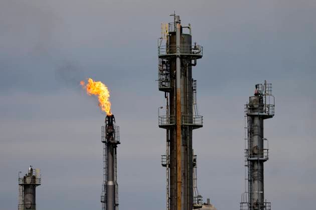 IMAGO Nature: Unsere Erde, Energiequellen, Erdgas Hochfackel an der Rheinland Raffinerie des Öl- und Gas-Konzern Shell am Standort in Wesseling. Wegen der angespannten Lage auf den Gasmärkten hat die Bundesregierung die zweite Eskalationsstufe im Notfallplan Gas ausgerufen. (Themenbild, Symbolbild) Wesseling, 22.07.2022 NRW Deutschland *** High flare at the Rhineland refinery of the oil and gas company Shell at the site in Wesseling Due to the tense situation on the gas markets, the German government has declared the second escalation stage in the emergency plan gas Topic image, symbol image Wesseling, 22 07 2022 NRW Germany Copyright: xChristophxHardtx