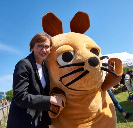 Bilder des Jahres 2022, News 06 Juni News Themen der Woche KW25 Bettina Stark-Watzinger - Tag der kleinen Forscher 2022 EUR, Deutschland, Berlin, 23.06.2022: Vor dem Reichstag findet anlässlich des bundesweiten Aktionstages Tag der kleinen Forscher ein gemeinsames Entdecken und Forschen statt. Mit Schaufel, Lupen und Händen und Unterstützung der Maus entdecken Kita- und Grundschulkinder neue Welten. Motto der des MINT- Aktionstages : Geheimnisvolles Erdreich - die Welt unter unseren Füßen. *** Bettina Stark Watzinger Day of the little researchers 2022 EUR, Germany, Berlin, 23 06 2022 On the occasion of the nationwide action day Day of the little researchers, a joint discovery and research takes place in front of the Reichstag With shovels, magnifying glasses and hands and the support of the mouse,