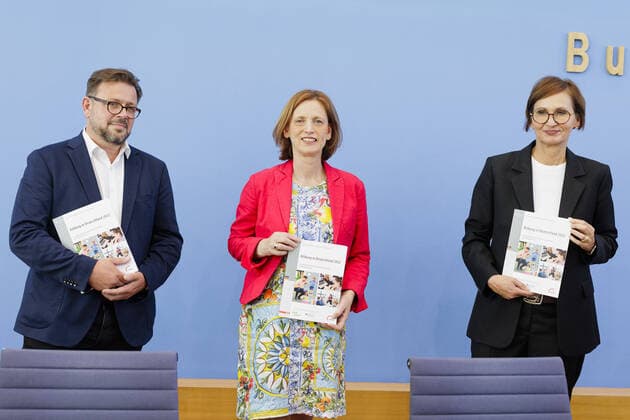 News Themen der Woche KW25 News Bilder des Tages Berlin Bundespressekonferenz: Veröffentlichung des nationalen Bildungsberichts ,Prof. Kai Maaz, Sprecher Autorengruppe, Karin Prien, Praesidentin der Kultusministerkonferenz und Ministerin fuer Bildeung, Wissenschaft und Kultur des Landes Schleswig-Holstein, Bettina Stark-Watzinger, Bundesministerin fuer Forschung und Bildung, Berlin, 23.06.2022. Vorstellen des Bildungsbericht. Berlin Deutschland *** Prof. Kai Maaz, Spokesperson of the Authors Group, Karin Prien, President of the Standing Conference of the Ministers of Education and Cultural Affairs of the State of Schleswig Holstein, Bettina Stark Watzinger, Federal Minister for Research and Education, Berlin, 23 06 2022 Presentation of the Education Report Berlin Germany Copyright: xUtexGrabowsky photothek.dex