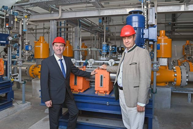 News Themen der Woche KW25 News Bilder des Tages Ministerpraesident Dr. Markus Soeder und Wirtschaftsminister Hubert Aiwanger besichtigen den Erdgas Untergrundgasspeicher in Wolfersberg-Oberpframmern am 23.06.2022 *** State Premier Dr Markus Soeder and Economics Minister Hubert Aiwanger visit the natural gas underground storage facility in Wolfersberg Oberpframmern on 23 06 2022