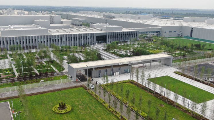 China, BMW Brilliance Werk Lydia in Shenyang eingeweiht (220623) -- SHENYANG, June 23, 2022 -- Aerial photo taken on June 23, 2022 shows Plant Lydia of BMW Brilliance Automotive (BBA) in Tiexi District of Shenyang, northeast China s Liaoning Province. Plant Lydia of BBA was officially opened on Thursday. The new plant increases the annual production capacity at BMW Shenyang Plants to 830,000 vehicles. ) CHINA-SHENYANG-BMW-LYDIA PLANT-OPERATION (CN) YangxQing 