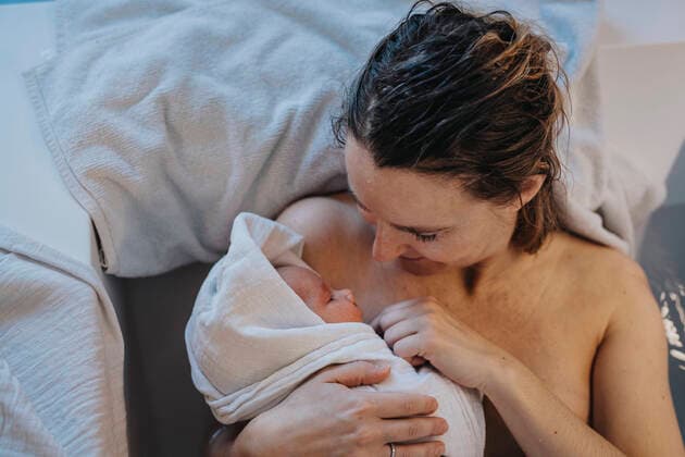 IMAGO Creative: 2022 Favoriten IMAGO Creative: Mutterschaft IMAGO Creative: Dichotomien, Generationen Mother holding baby wrapped in towel at home model released, Symbolfoto property released, MFF09101