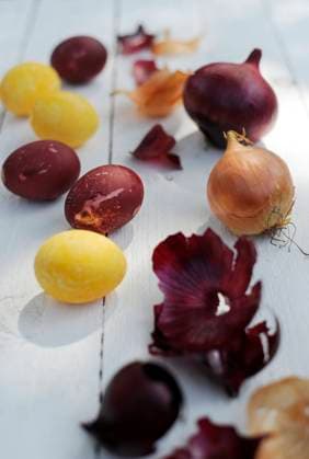 DIY Easter eggs naturally dyed with onion skins, GISF00864