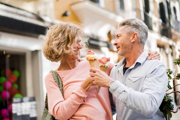 Smiling couple with ice cream cones model released, Symbolfoto, JOSEF09605