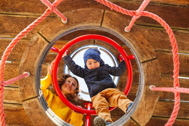Happy woman with son in at playground model released, Symbolfoto, IHF00808