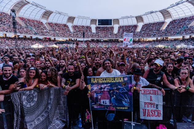 Vasco Rossi Konzert in Bari Vasco Rossi Concert In Bari Fans of the singer Vasco Rossi before the concert in Bari at the San Nicola stadium on June 22, 2022. Italian singer Vasco Rossi performs during the new tour at the S.Nicola stadium in Bari, Italy on June 23, 2022. For the first time after the reopening after the health emergency, 50,000 have filled the San Nicola stadium. Not only because four years have passed since Vasco Rossi s last concert in Bari, also because of the pandemic Bari Italy  Copyright: xDavidexPischettolax originalFilename: pischettola-notitle220622_npI6p.jpg